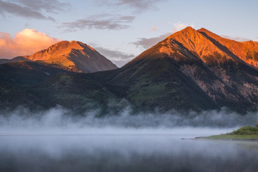 晨曦山峰倒影湖面蓝金风景电脑壁纸