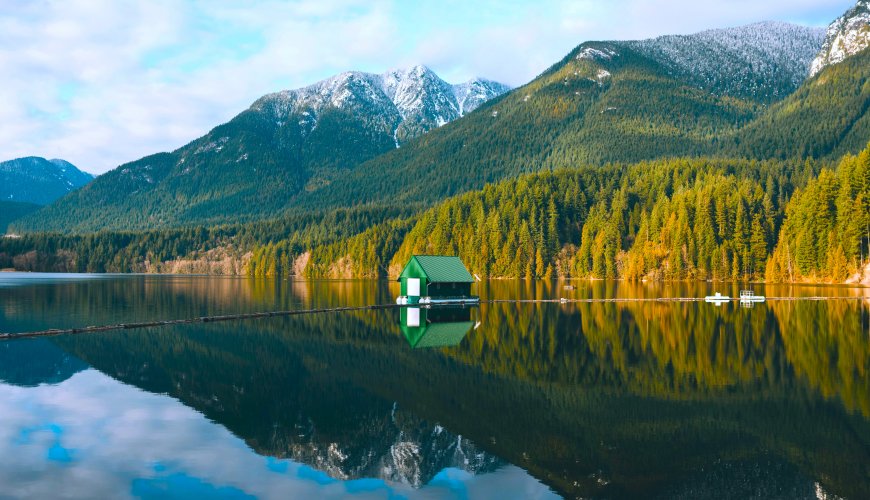 湖中小屋倒影雪山翠林蓝绿风景电脑壁纸