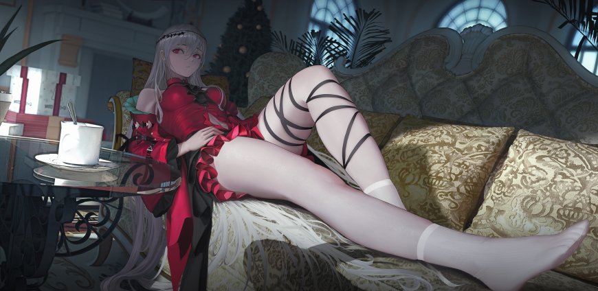 银发红裙少女慵懒倚沙发暗金华丽动漫电脑壁