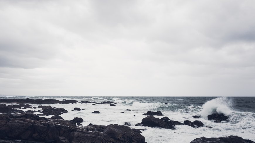 海浪拍礁石灰白阴天风景电脑壁纸