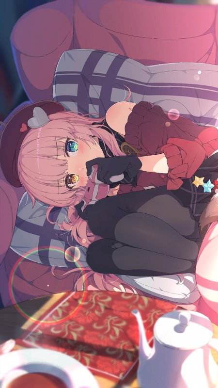 粉色双马尾少女躺卧抱玩偶粉紫动漫手机壁纸