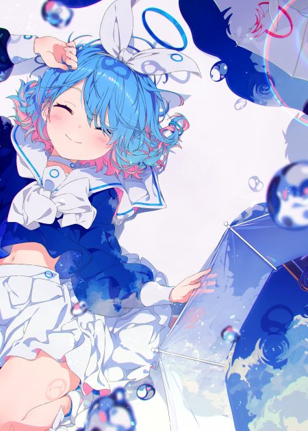 蓝发少女闭眼微笑蓝白梦幻动漫手机壁纸