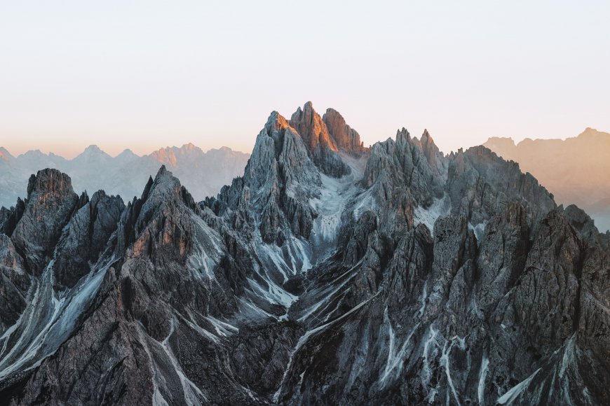 Dolomites山峰峻峭雪痕灰蓝风景电