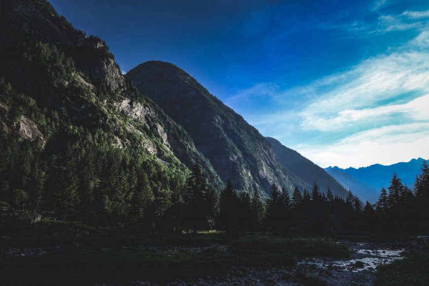阿尔卑斯山峰森林溪流蓝白风景电脑壁纸