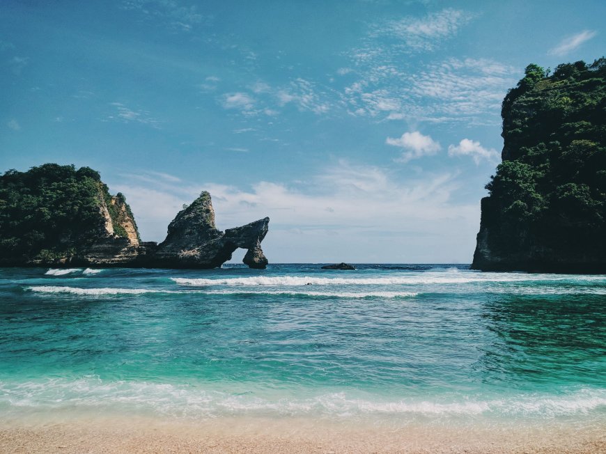 巴厘岛海蚀拱门碧海白沙自然风景电脑壁纸
