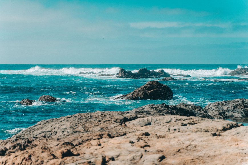碧海礁石浪花翻涌蓝白风景电脑壁纸