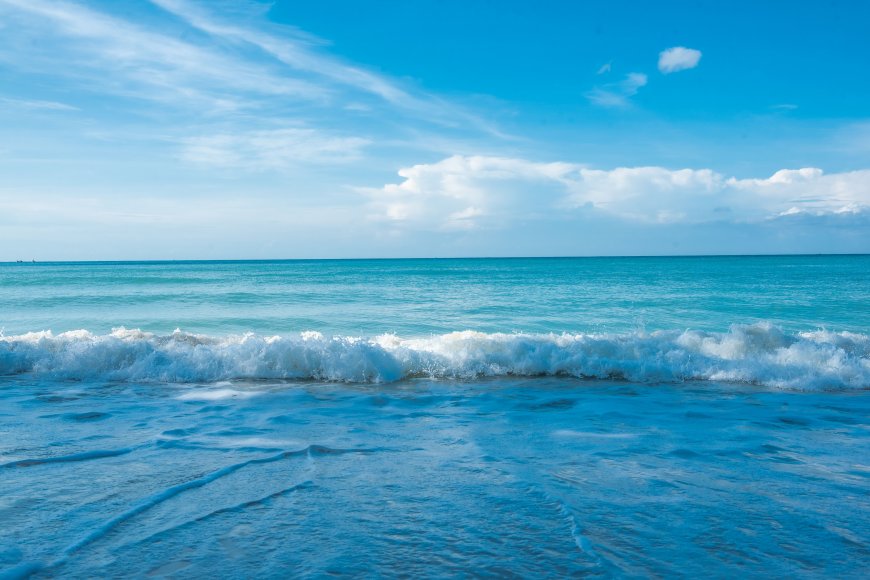 碧海蓝天白浪翻涌蓝白风景电脑壁纸