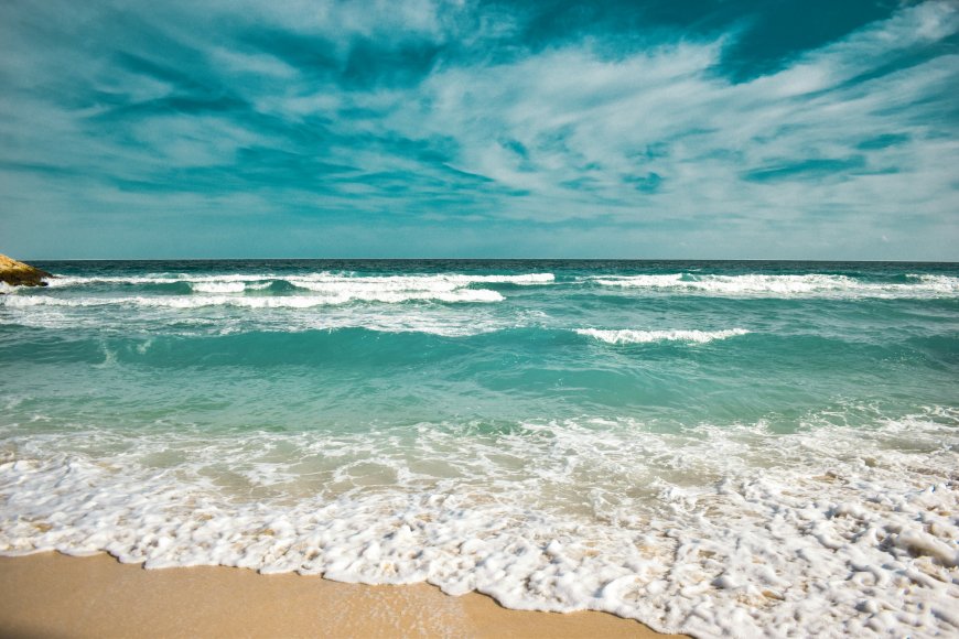 碧海蓝天白浪拍岸蓝绿风景电脑壁纸