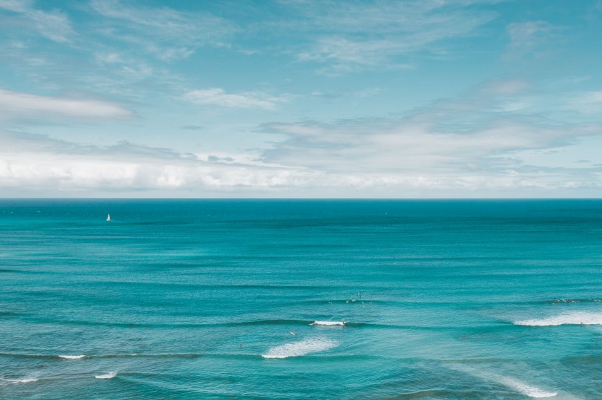 碧海蓝天帆船点点蓝白风景电脑壁纸