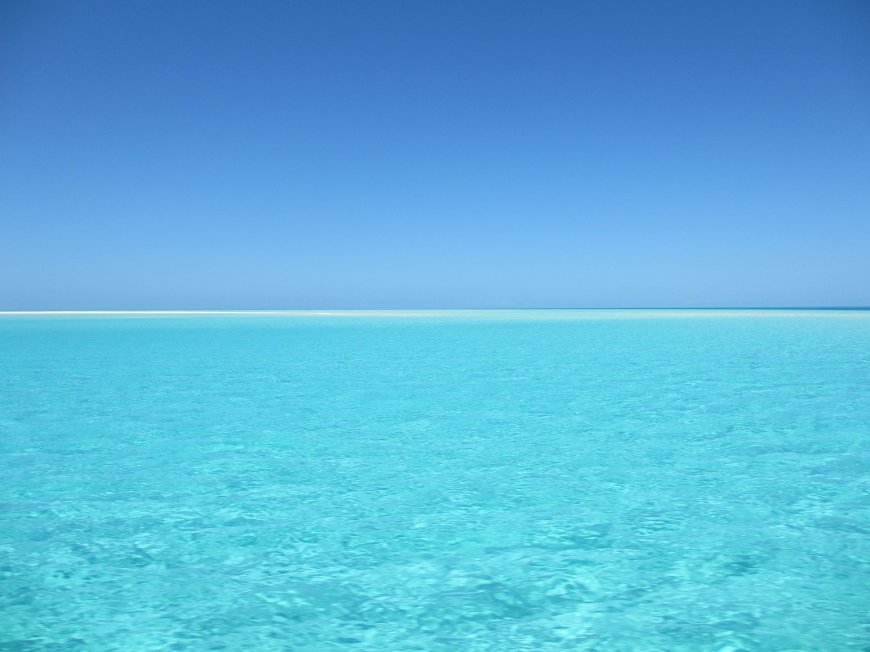碧海蓝天清澈见底蓝白风景电脑壁纸