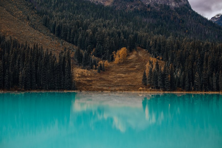 碧蓝湖水倒影山林青绿自然风景电脑壁纸