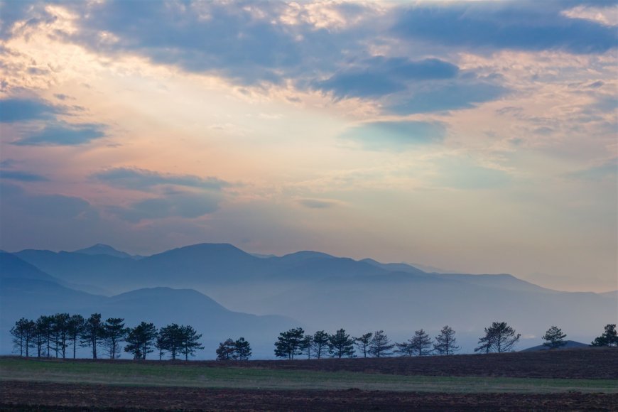 层叠山峦松林剪影蓝紫风景电脑壁纸