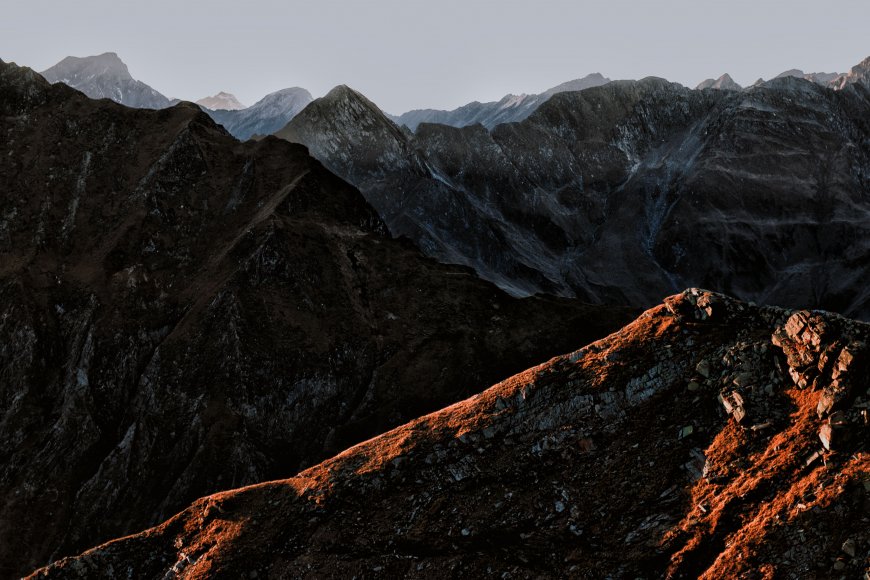 层峦叠嶂夕阳染红暗褐风景电脑壁纸