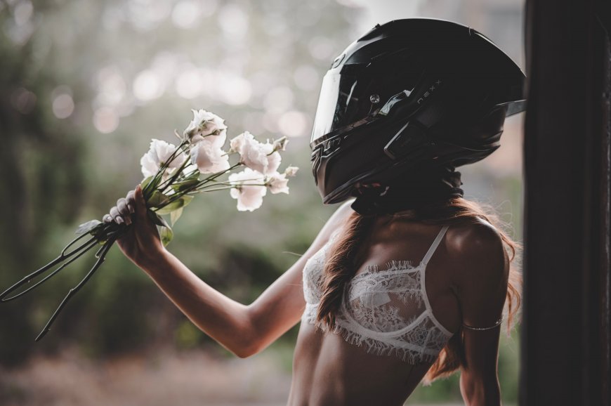 戴头盔持白花美女柔光人物摄影电脑壁纸