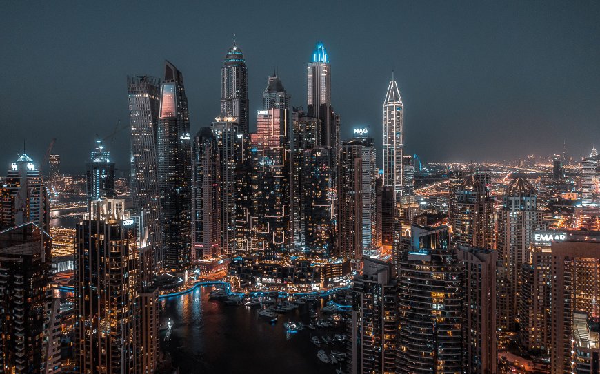 迪拜夜景高楼林立蓝金城市建筑电脑壁纸