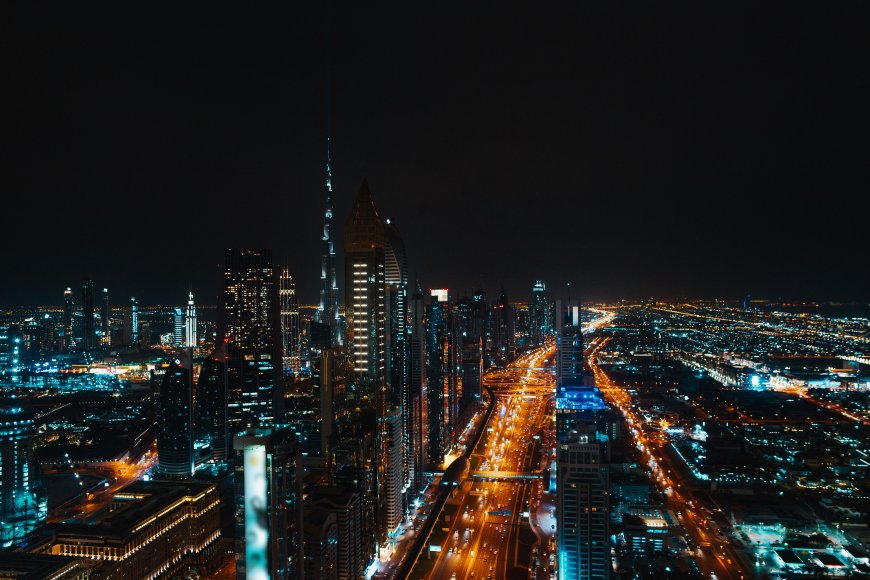 迪拜夜景高楼林立蓝金城市建筑电脑壁纸1