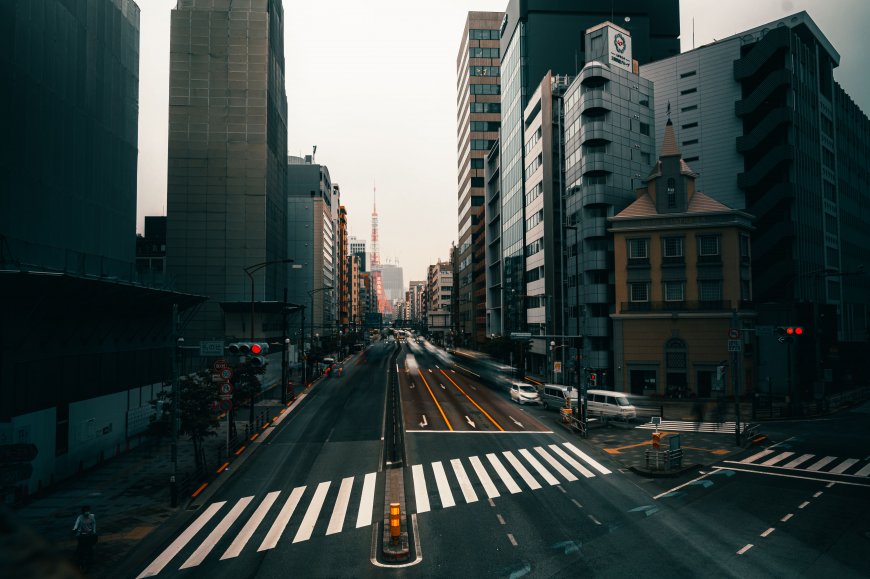 东京街头车流穿梭灰蓝城市建筑电脑壁纸