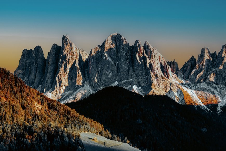 多洛米蒂山脉峻峰夕照金橙风景电脑壁纸