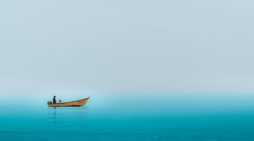 孤舟渔夫静泊海面蓝白风景电脑壁纸