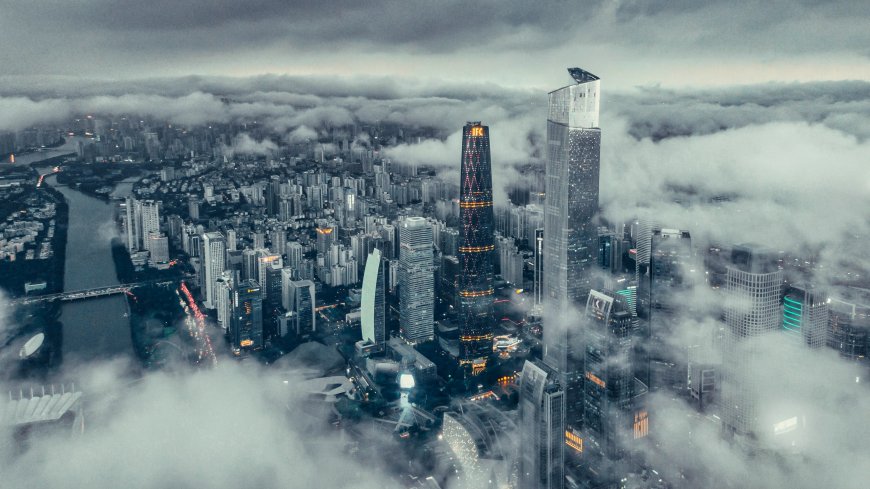 广州珠江新城云海穿楼灰蓝城市建筑电脑壁纸