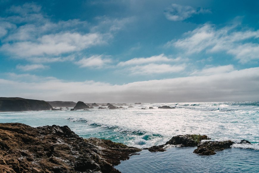 海岸礁石浪花翻涌蓝白风景电脑壁纸