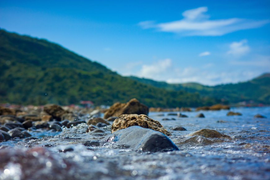 海岸礁石浪花拍打蓝绿风景电脑壁纸