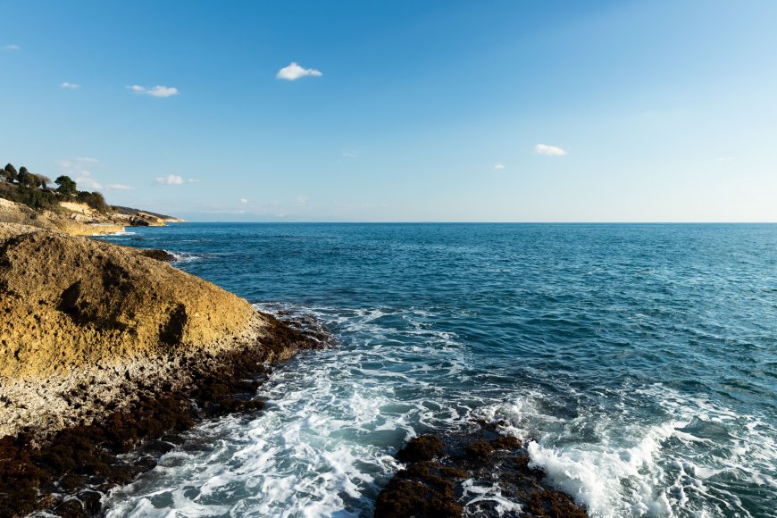海岸悬崖海浪拍打蓝白风景电脑壁纸