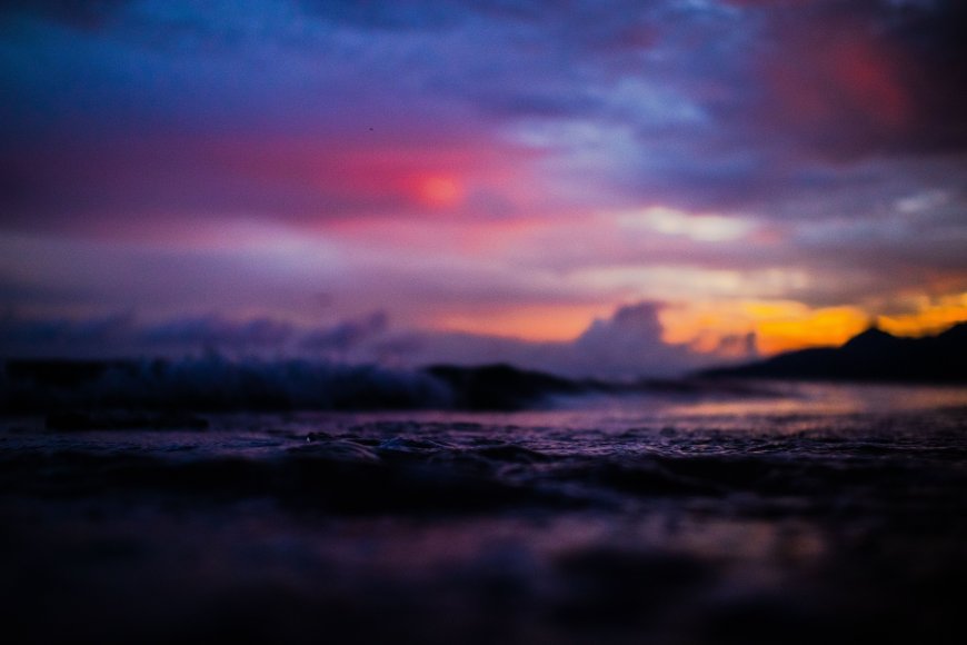海边日落紫霞映水暗紫风景电脑壁纸