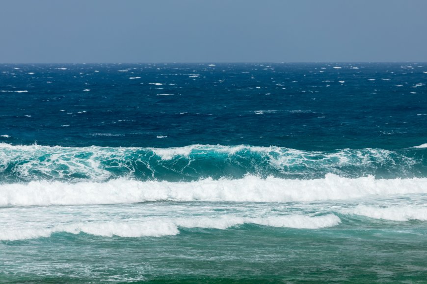 海浪翻涌白沫碧蓝自然风景电脑壁纸