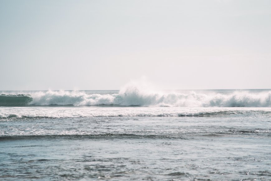 海浪翻涌白沫飞溅蓝灰风景电脑壁纸