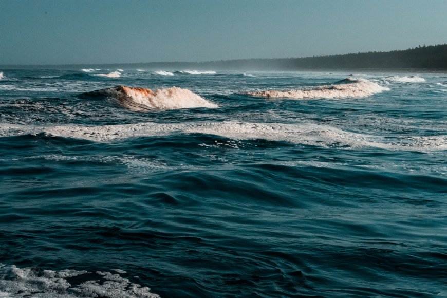 海浪翻涌白沫飞溅蓝绿风景电脑壁纸