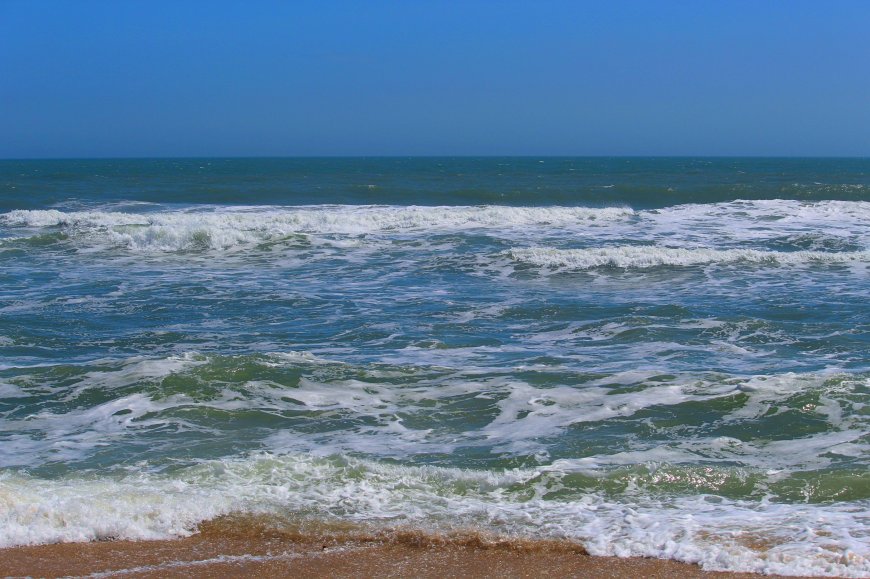 海浪翻涌白沫拍岸蓝绿风景电脑壁纸