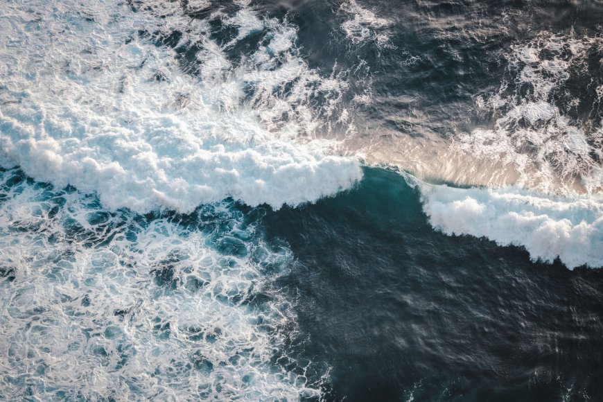 海浪翻涌白沫深蓝自然风景电脑壁纸