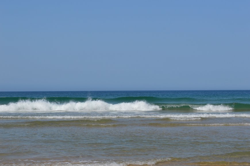 海浪翻涌白沙海岸蓝绿风景电脑壁纸
