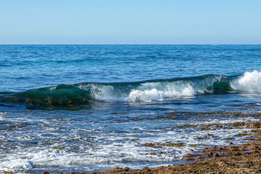 海浪卷起白沫碧蓝清澈风景电脑壁纸
