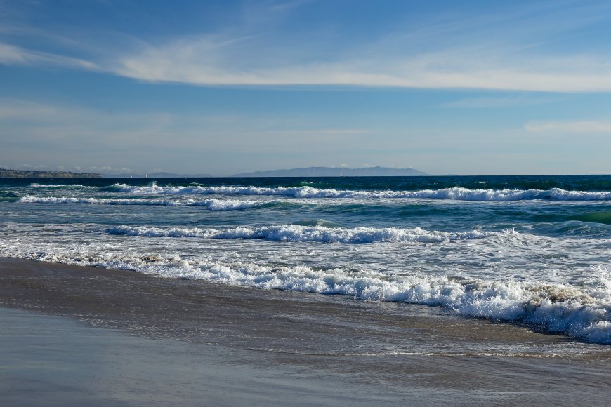 海浪拍岸白沫翻涌蓝白风景电脑壁纸