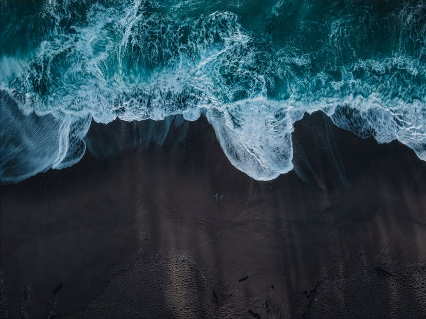 海浪拍岸黑沙滩蓝白风景电脑壁纸