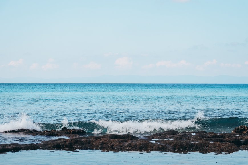 海浪拍打礁石蓝白风景电脑壁纸精选
