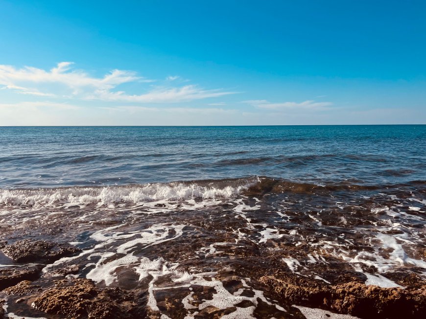 海浪轻拍礁石蓝白风景电脑壁纸精选