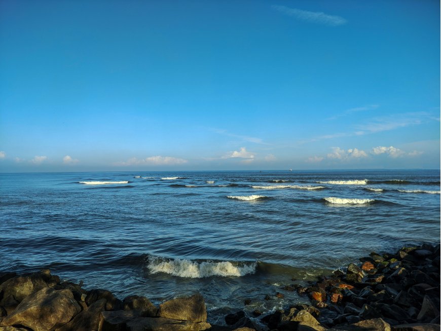 海浪轻拍礁石蓝白风景电脑壁纸精选1
