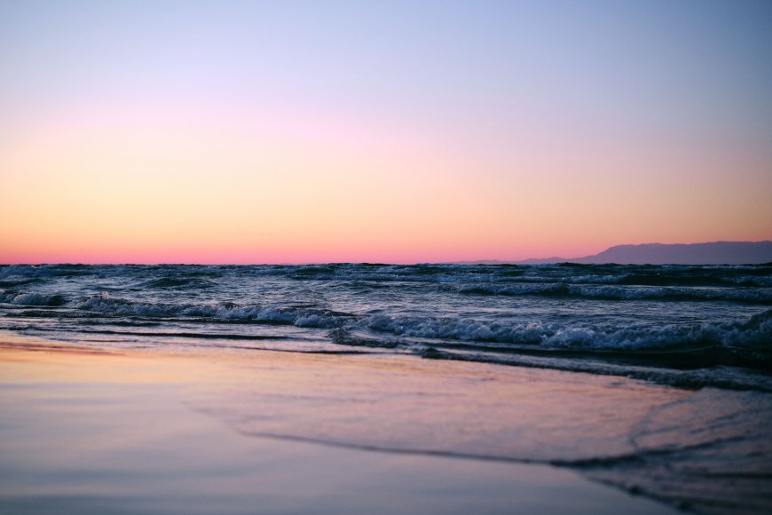 海浪轻拍沙滩粉紫渐变风景电脑壁纸