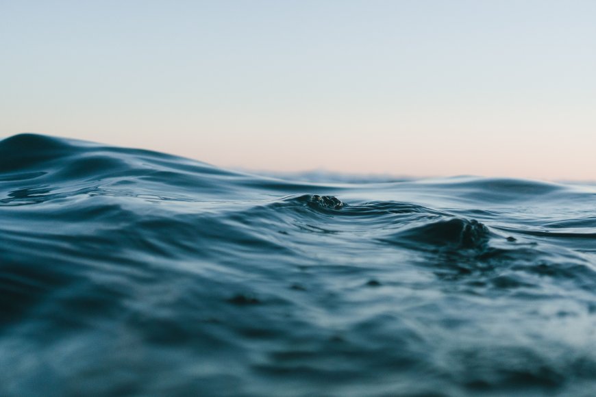 海面波浪起伏蓝灰渐变风景电脑壁纸