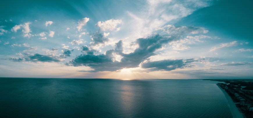 海面日出云层透光蓝调风景电脑壁纸