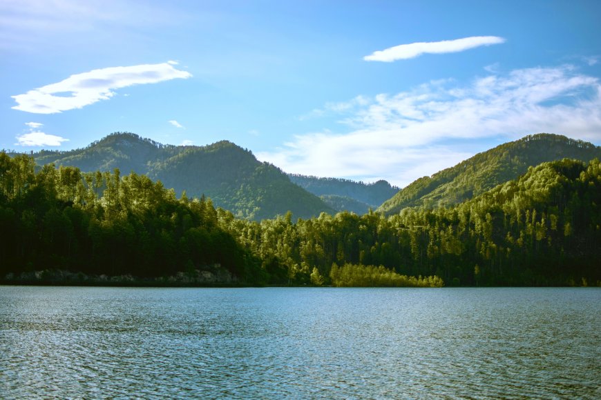 湖光山色翠绿层峦蓝白风景电脑壁纸