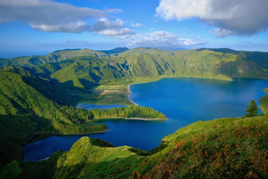 火山湖碧水青山蓝绿风景电脑壁纸