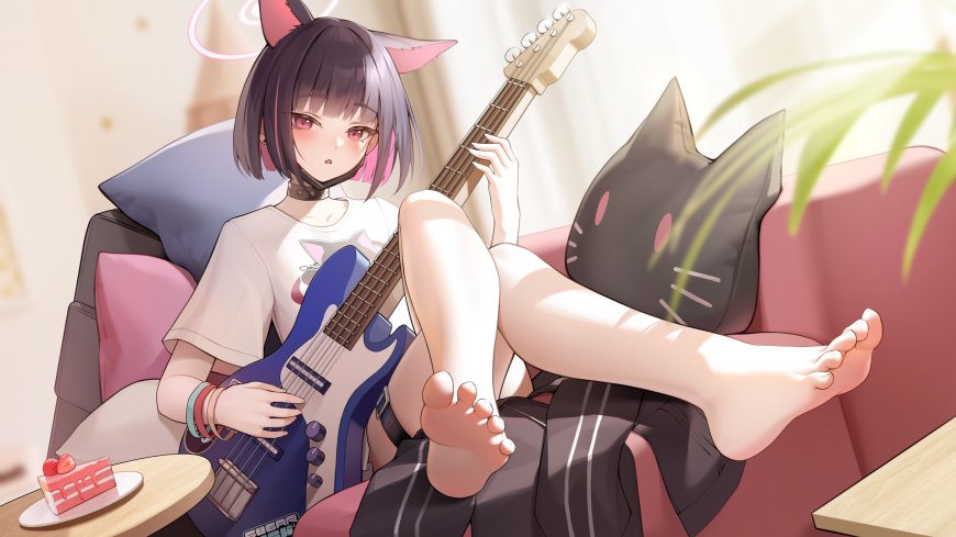 猫耳少女抱吉他慵懒坐沙发粉紫动漫电脑壁纸