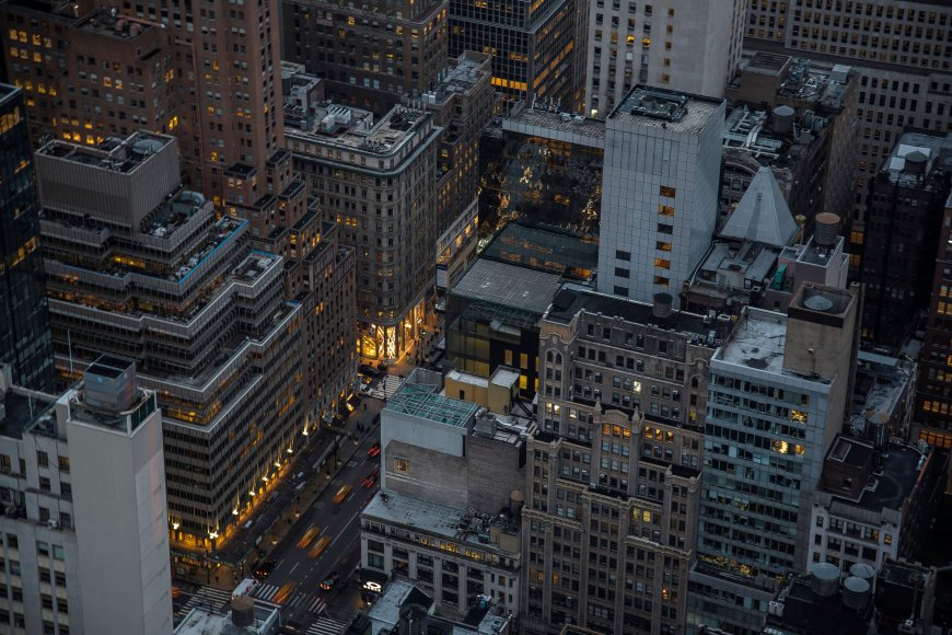 纽约曼哈顿高楼林立夜景暖黄城市建筑电脑壁