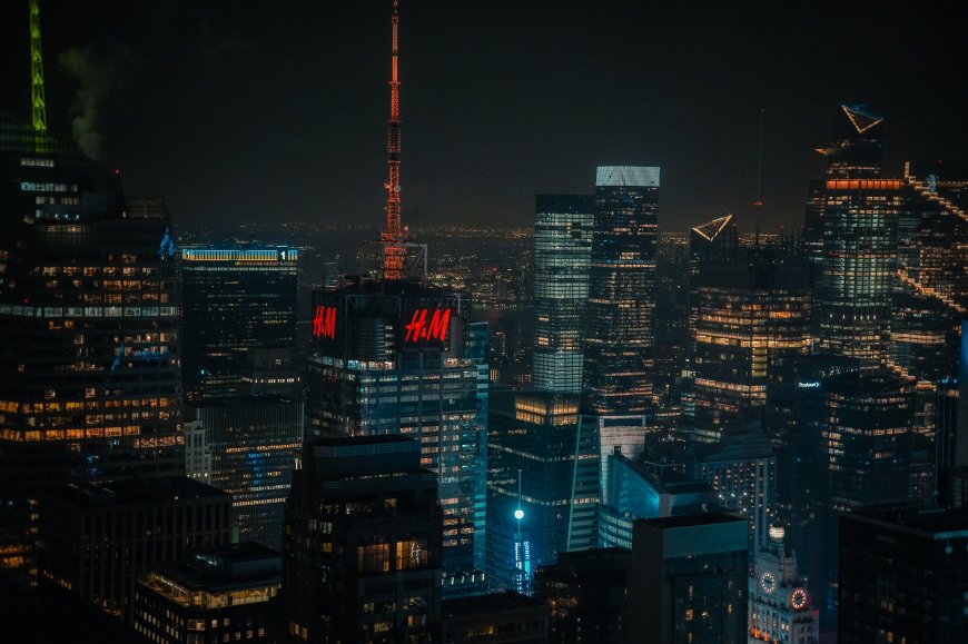 纽约夜景高楼林立霓虹闪烁蓝黑城市建筑电脑