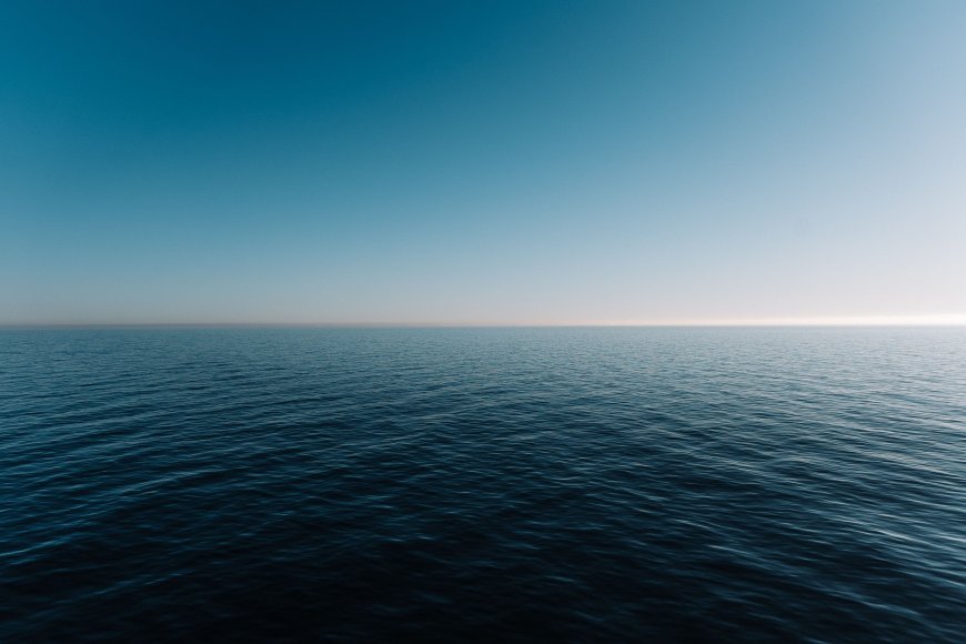 深蓝海面渐变天际线宁静风景电脑壁纸