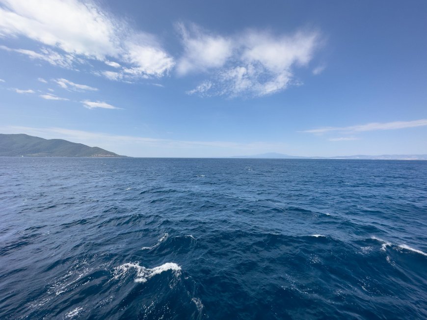 深蓝海面波光粼粼远山白云风景电脑壁纸